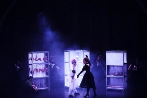 HÄNSEL UND GRETEL — production photo